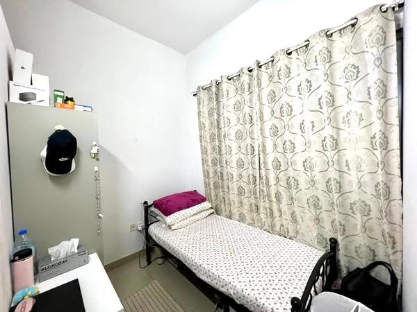 Closed partition available in DUBAI MARINA