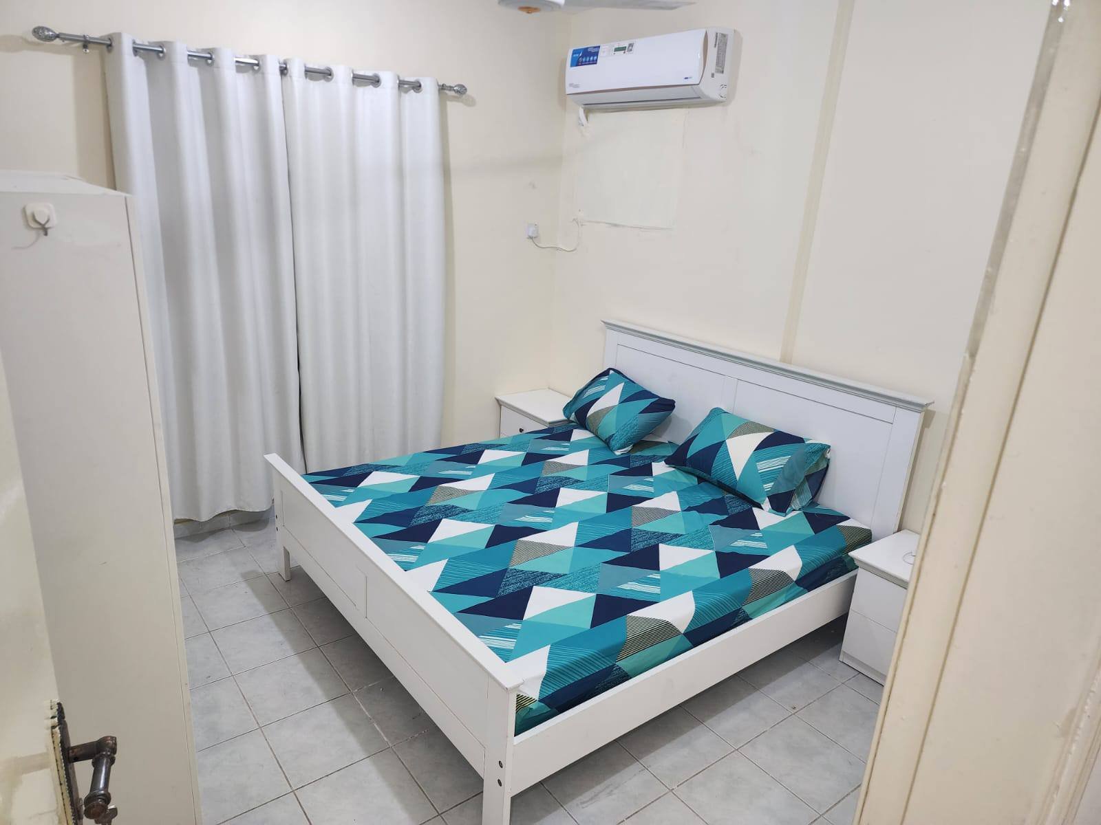 New renovated flat, fully furnished sharing rooms available